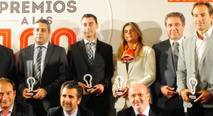Recogiendo un galardón de la revista Actualidad Económica junto a otros premiados